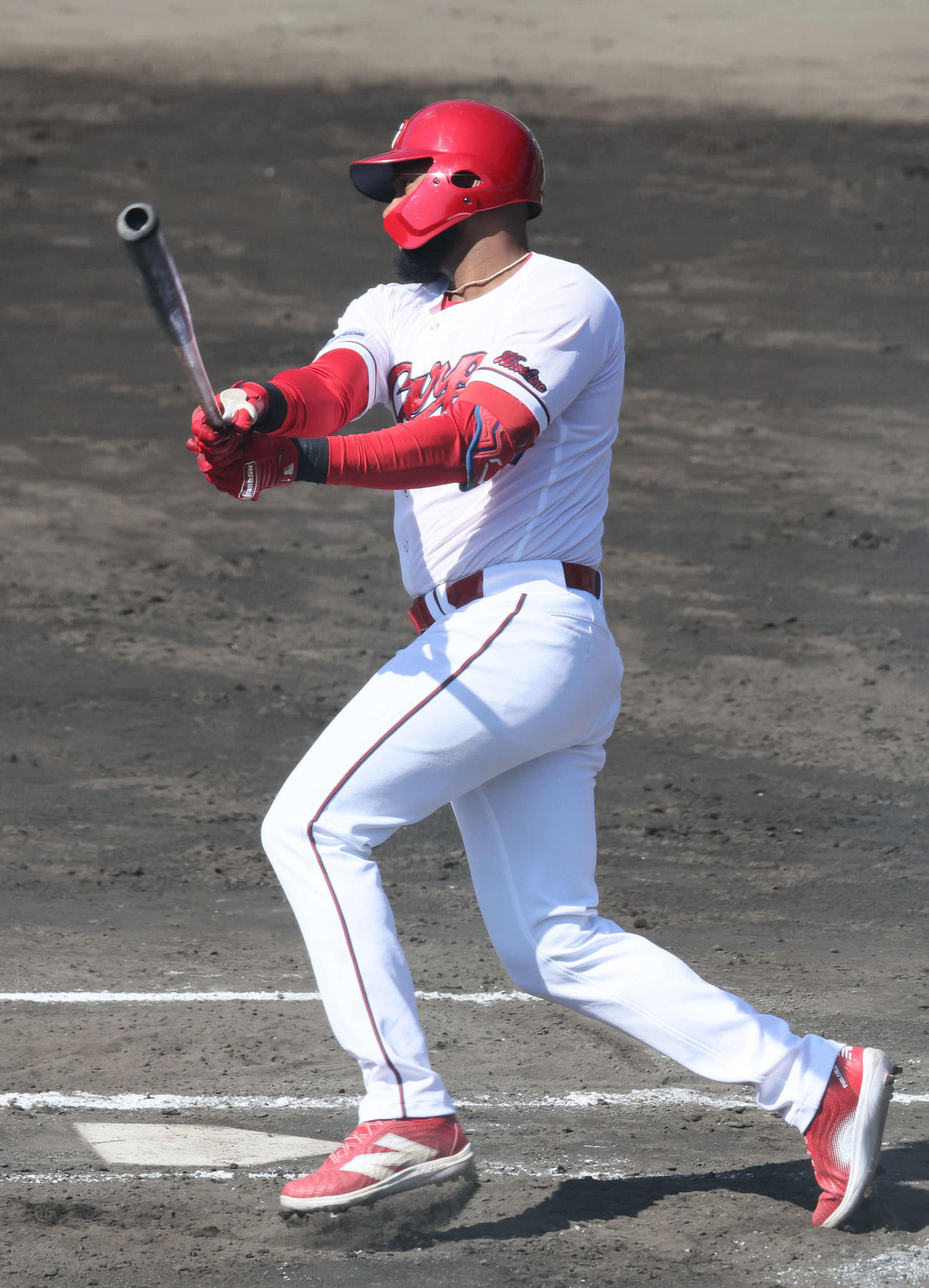 広島紅白戦　1回裏白組2死一塁、新外国人のファビアンは中前打を放つ（撮影・加藤孝規）