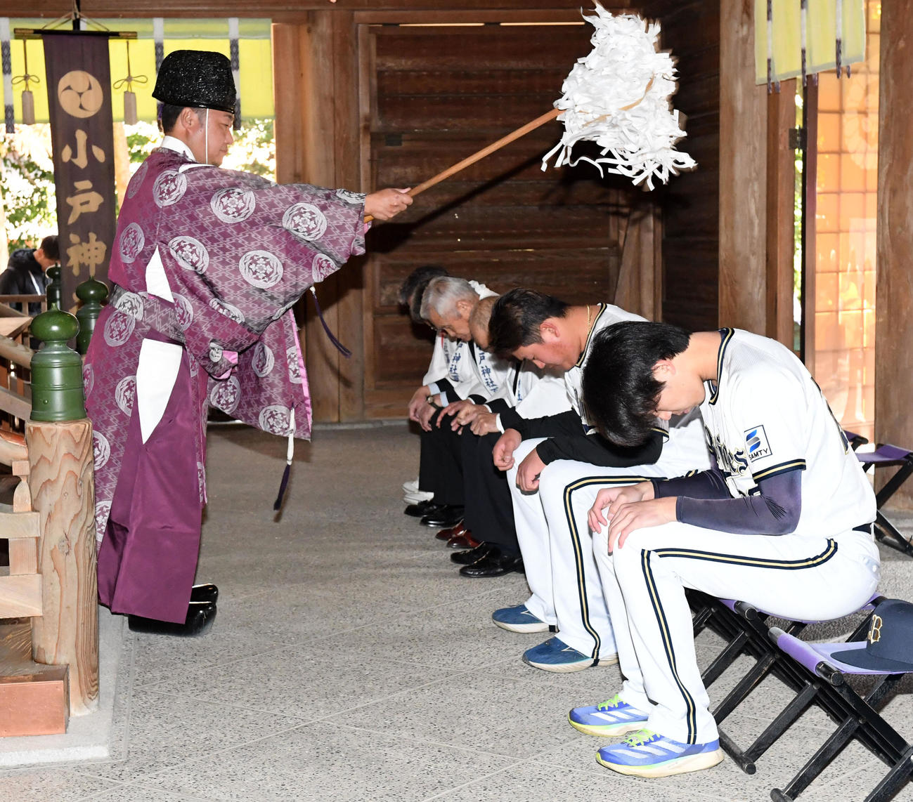 小戸神社で植樹を行ったオリックス内藤鵬（奥）と斎藤（撮影・前岡正明）