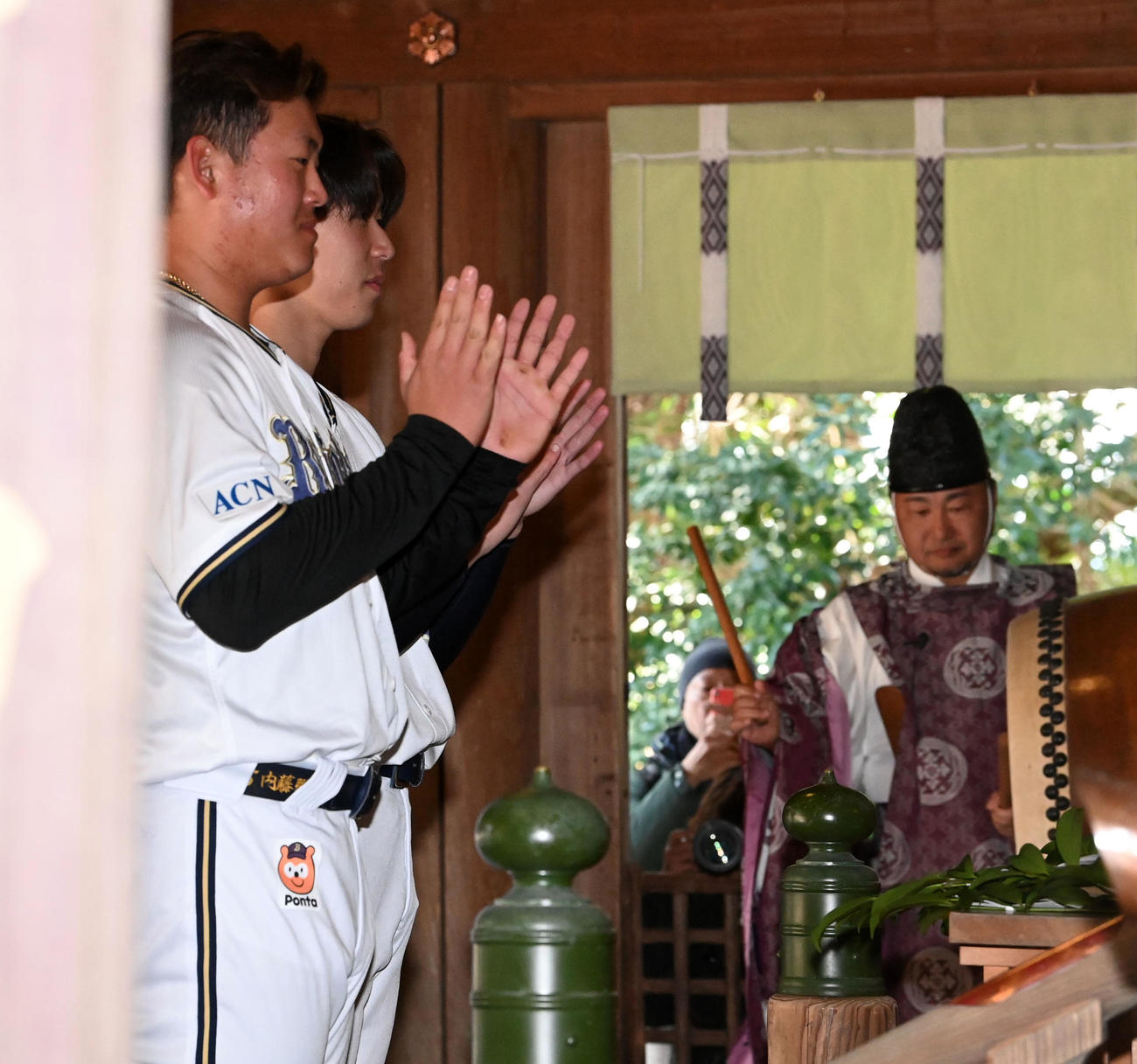 小戸神社で植樹を行ったオリックス内藤鵬（左）と斎藤（撮影・前岡正明）