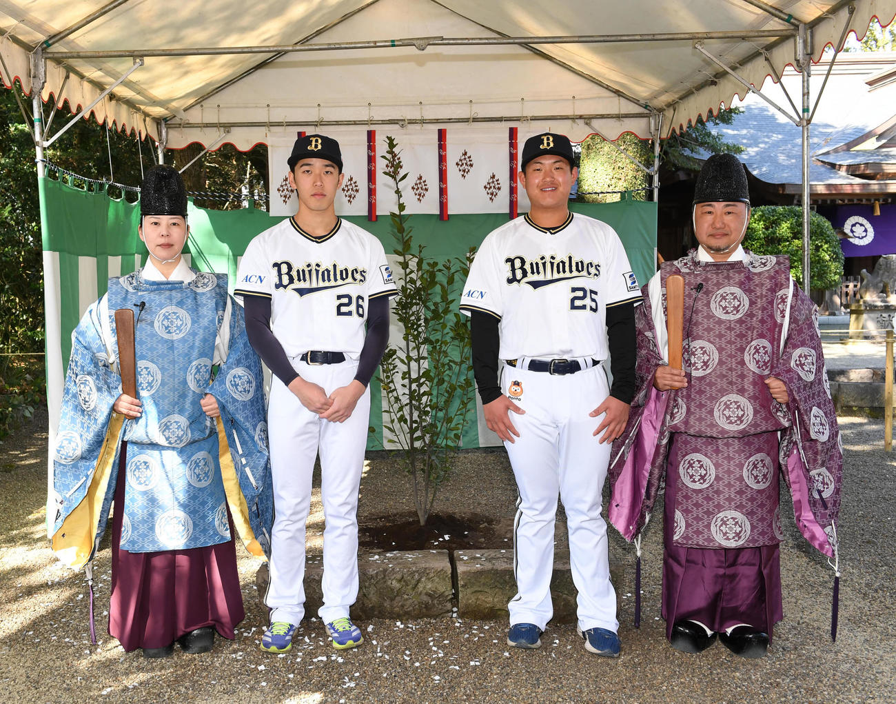 小戸神社で植樹を行ったオリックス内藤鵬（右）と斎藤（撮影・前岡正明）