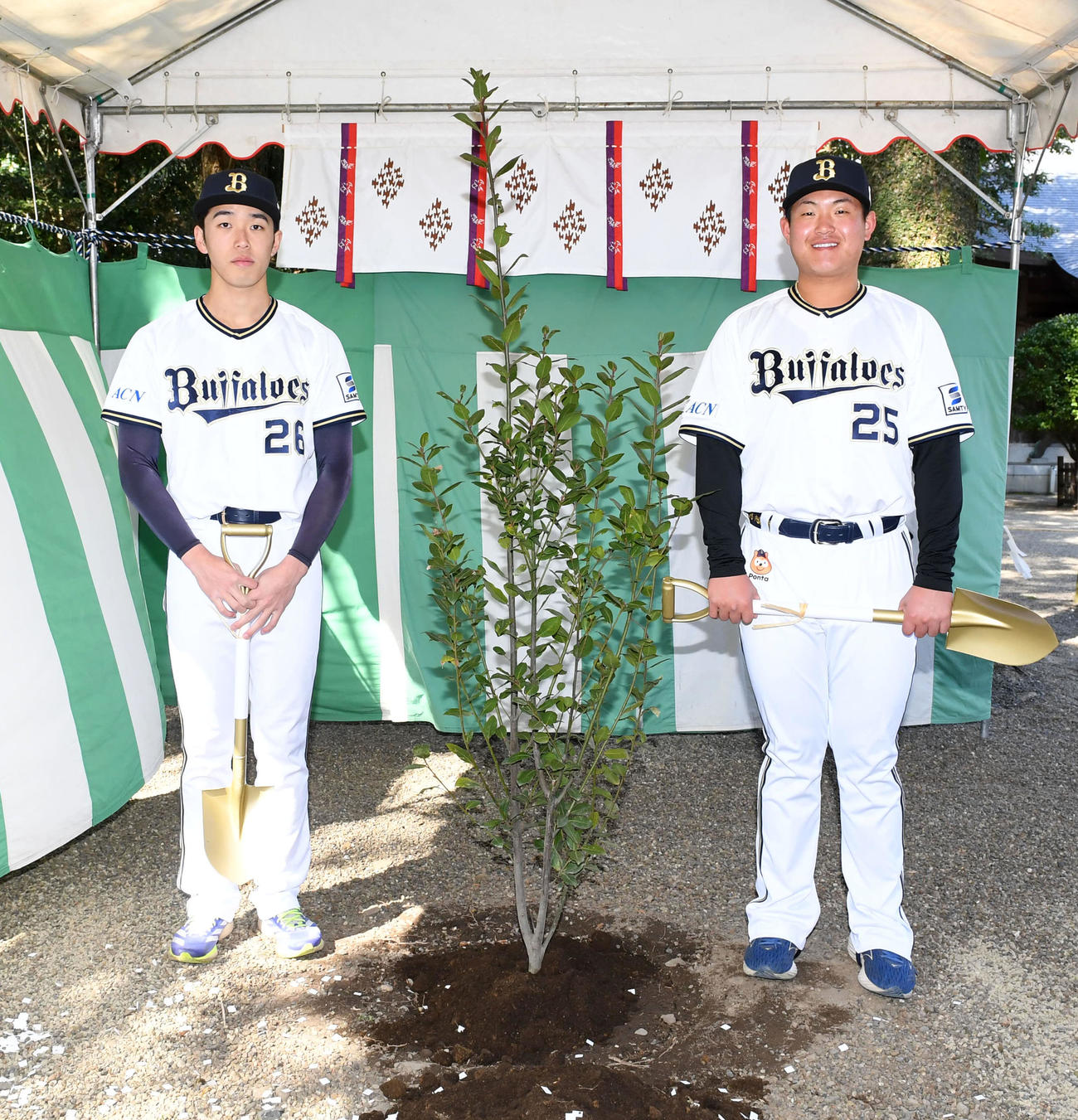 小戸神社で植樹を行ったオリックス内藤鵬（右）と斎藤（撮影・前岡正明）