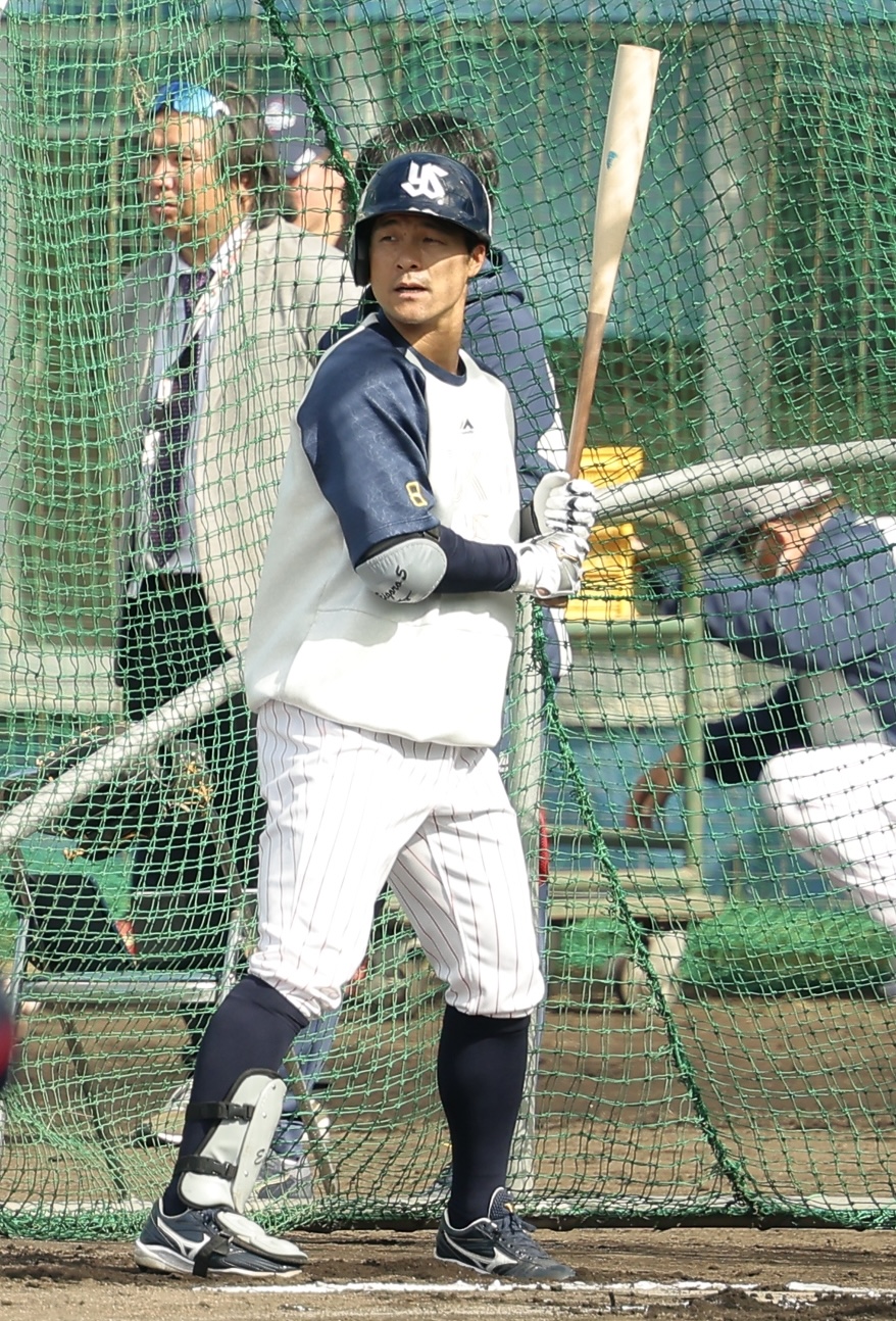 打撃練習に臨むヤクルト茂木。奥は里崎氏（撮影・河田真司）