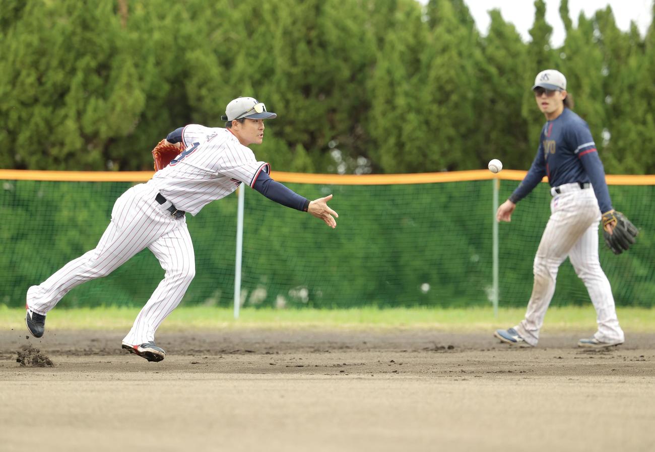 特守に臨むヤクルト茂木（左）と長岡（撮影・河田真司）