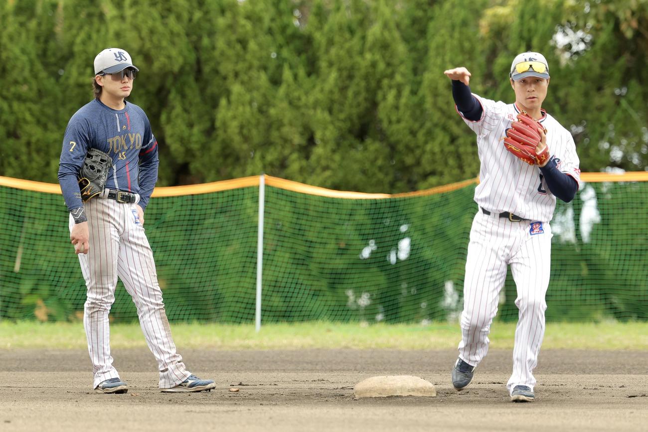 特守に臨むヤクルト長岡（左）と茂木（撮影・河田真司）