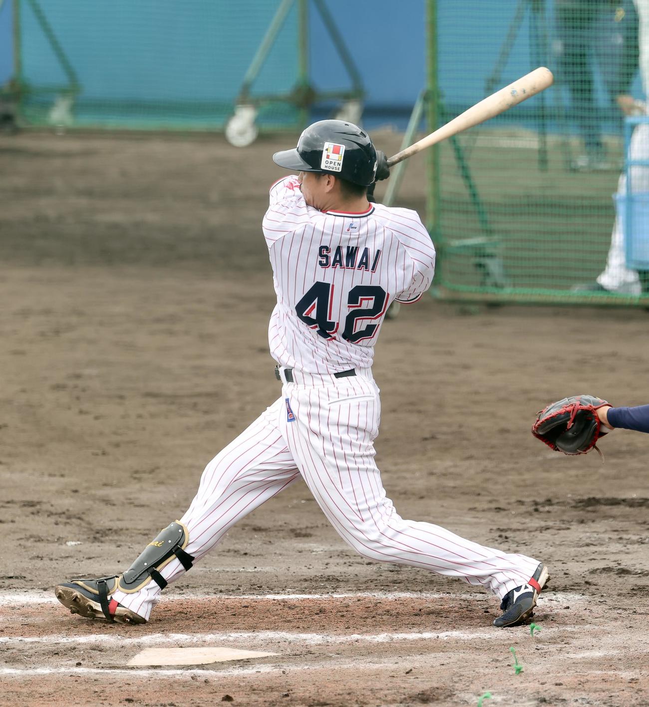 二塁打を放つヤクルト沢井（撮影・河田真司）