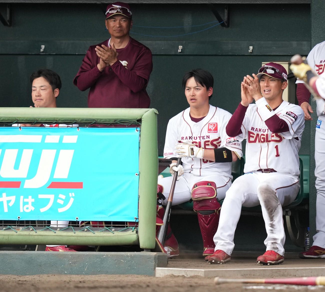楽天対日本ハム　ベンチで声を出す楽天宗山（右）（撮影・鈴木みどり）