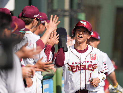 楽天対日本ハム 3回裏楽天2死満塁、安田の右2点適時二塁打で生還した三塁走者宗山はナインと笑顔でハイタッチ(撮影・鈴木みどり)