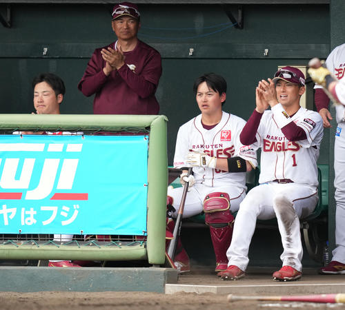 楽天対日本ハム ベンチで声を出す楽天宗山(右)(撮影・鈴木みどり)