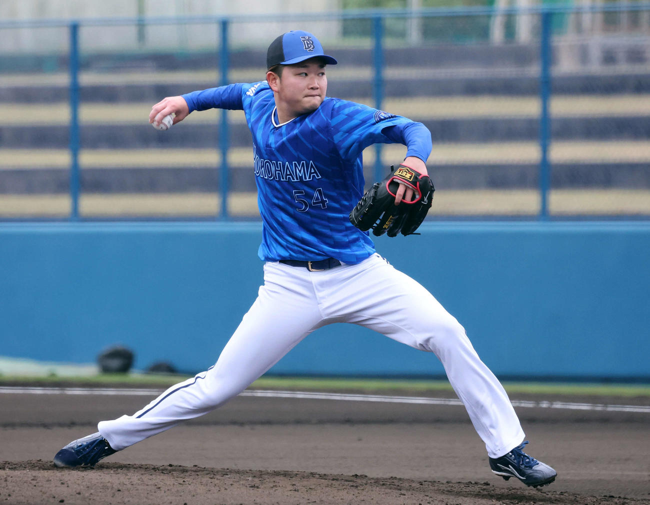 2月7日、ライブBPで力投するDeNA石田裕（撮影・鈴木正人）