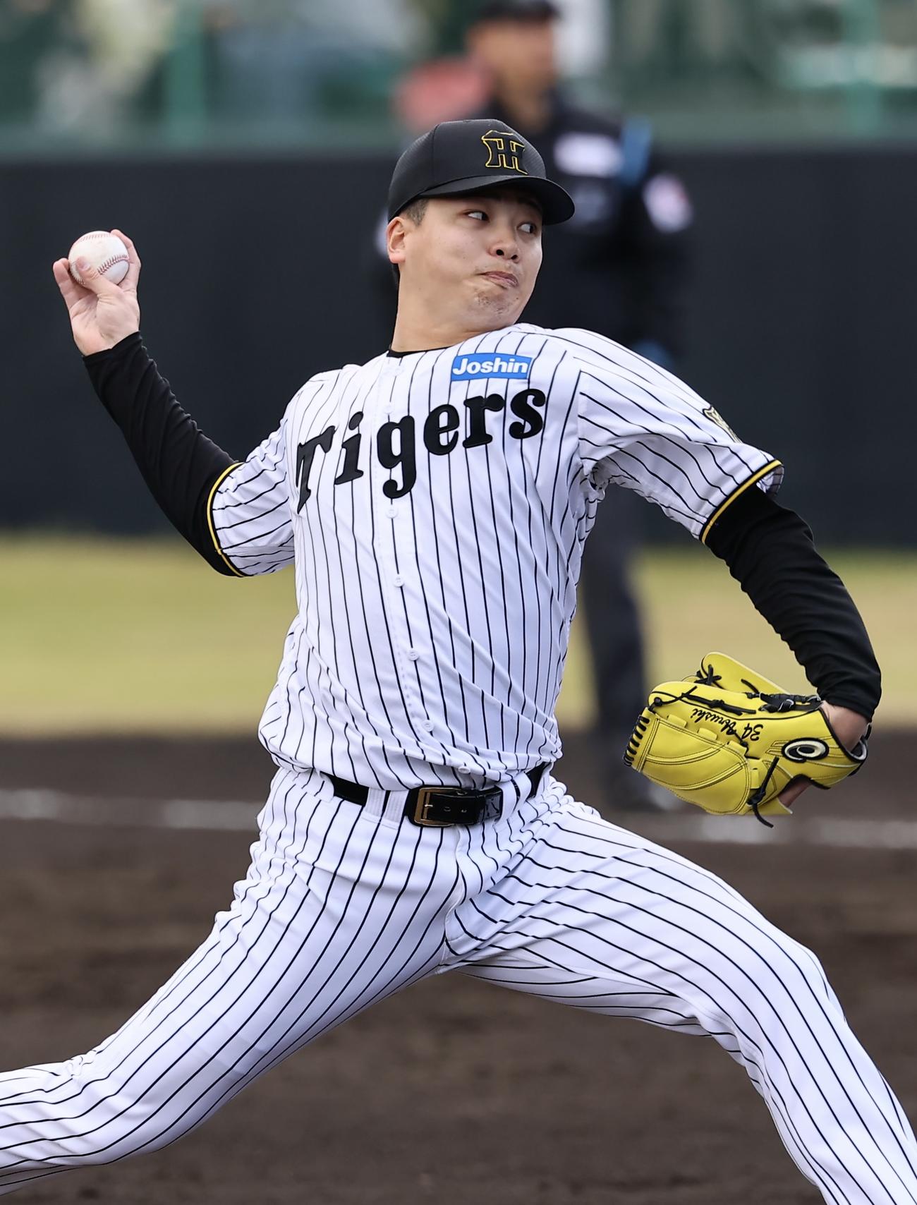 9日の阪神紅白戦で、4番手で登板した白組漆原（撮影・藤尾明華）
