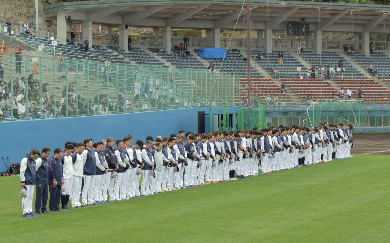 野村さん、衣笠球団会長を偲び黙祷するヤクルトの選手たち（撮影・河田真司）