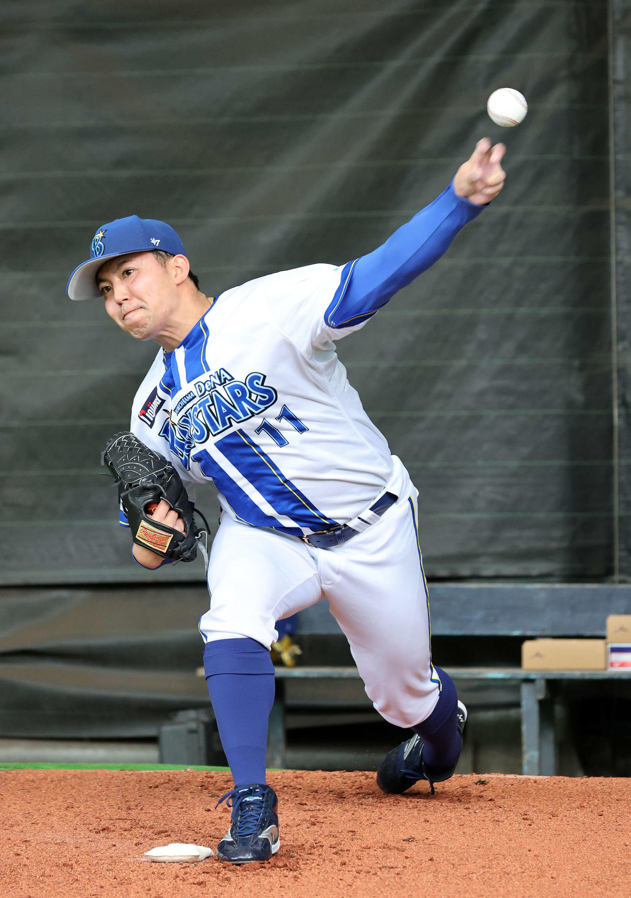 ブルペンで投球練習するDeNA東（撮影・鈴木正人）