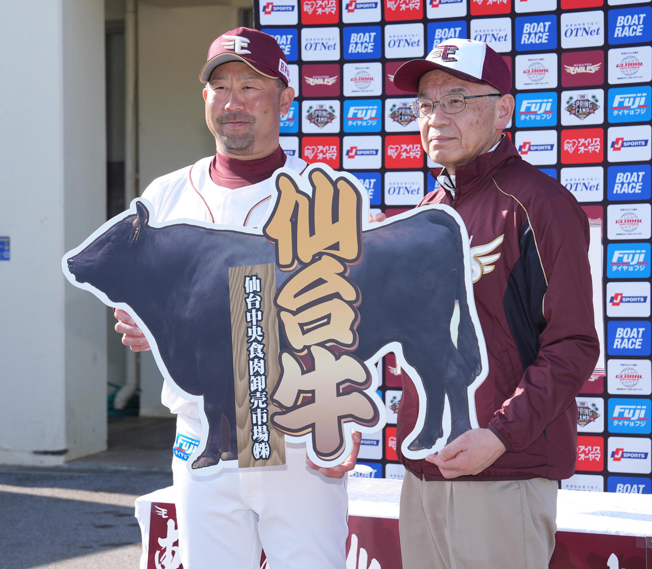 贈呈式に臨む楽天三木監督（左）（撮影・鈴木みどり）