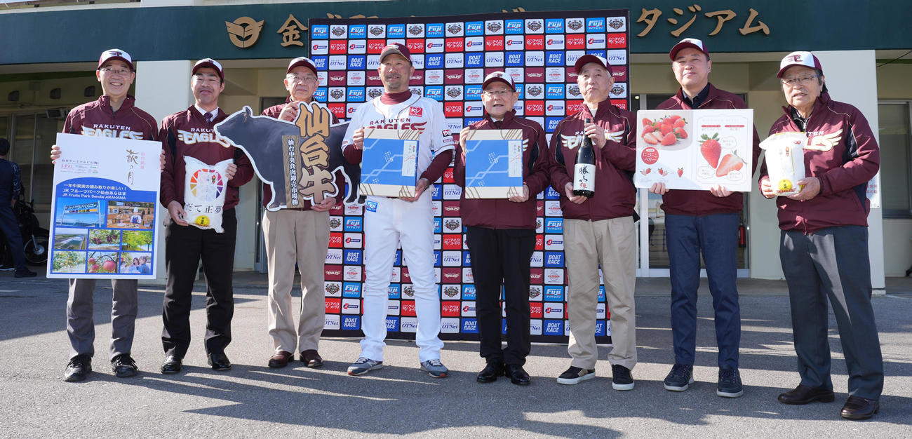 贈呈式に臨む楽天三木監督（左から4人目）（撮影・鈴木みどり）
