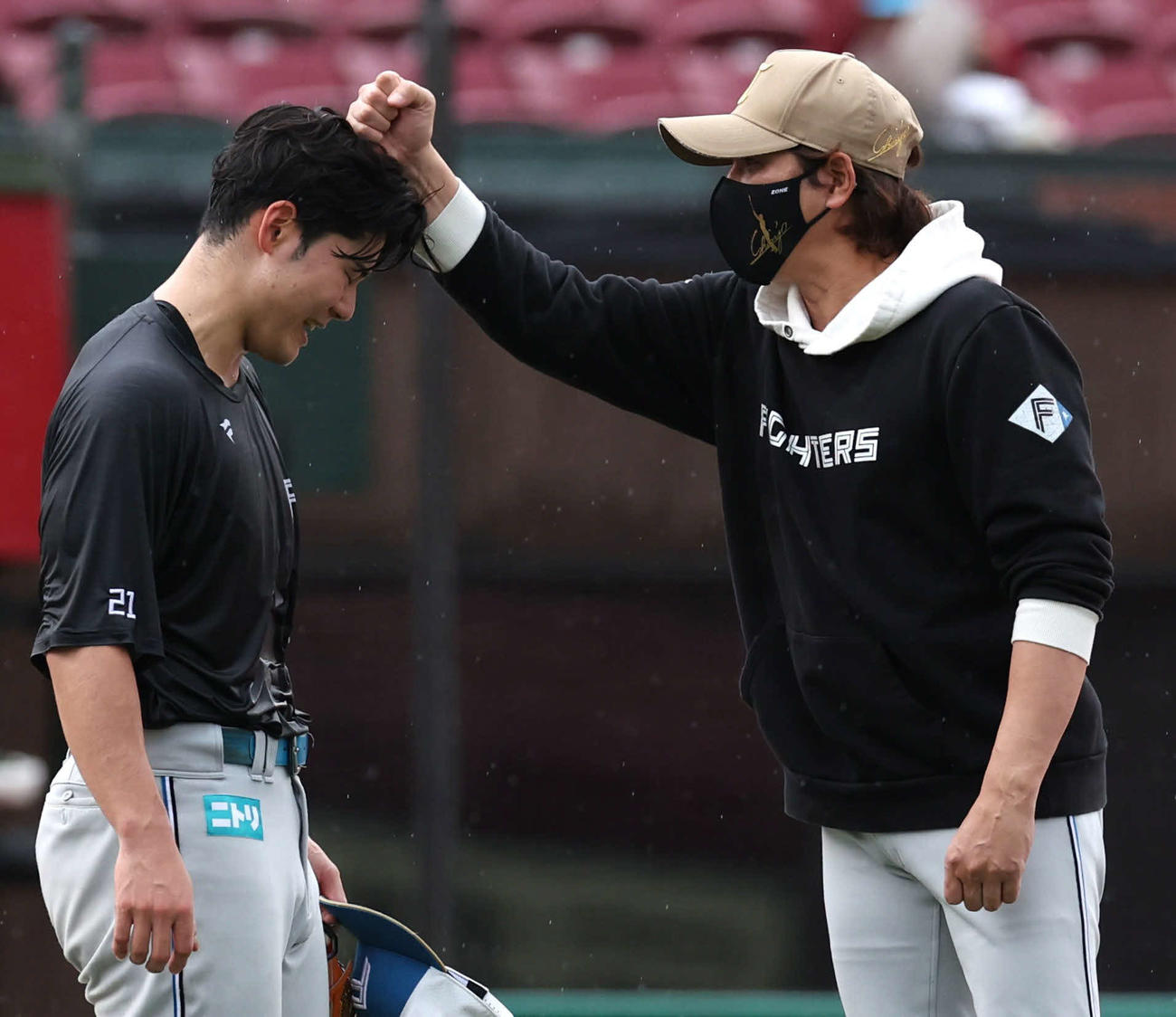 楽天対日本ハム　試合前練習中、清宮の頭をげんこつする新庄監督（撮影・黒川智章）
