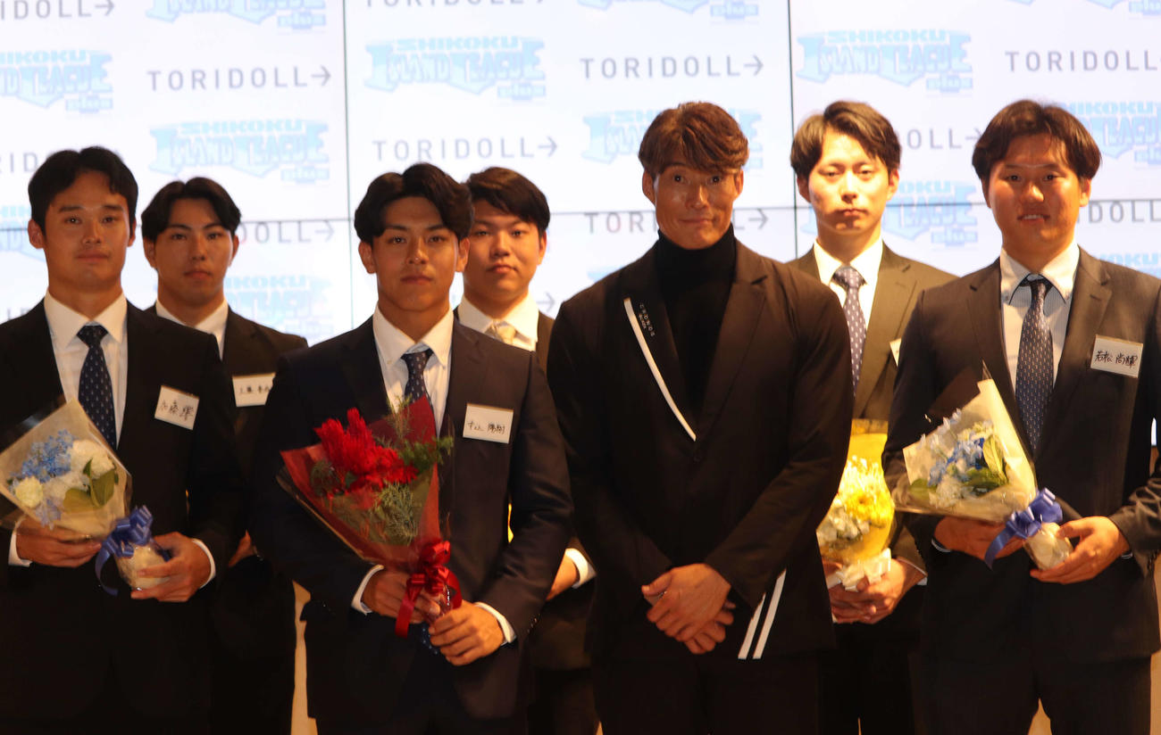 トリドール社による四国ILドラフト選手壮行会に出席した左手前からDeNA3位加藤響、楽天3位中込陽翔、糸井嘉男氏、DeNA4位若松尚輝、後列左から阪神育成1位工藤泰成、同2位嶋村麟士朗、ソフトバンク同6位川口冬弥＝2024年11月20日