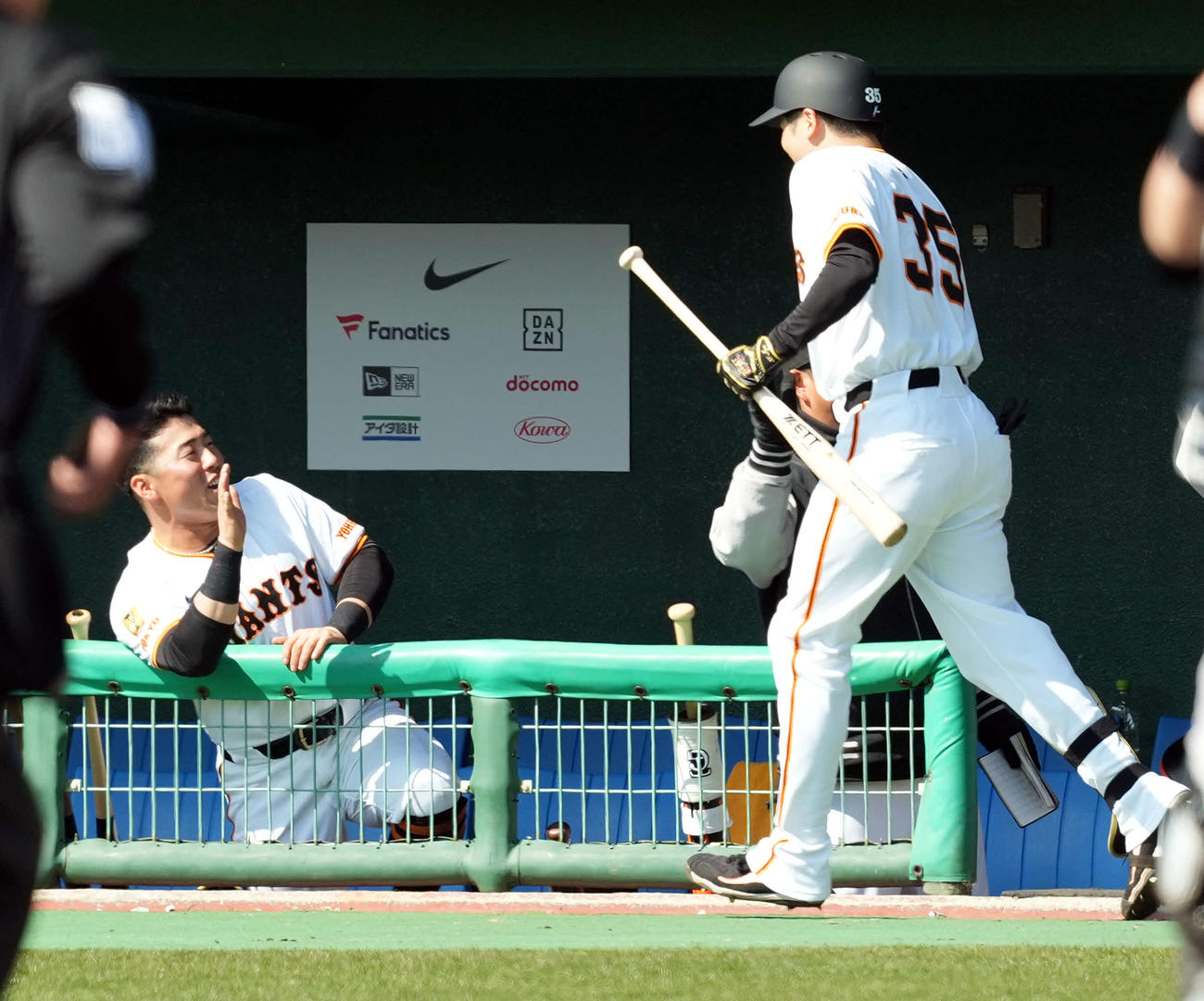 2回裏白組無死、右越えに先制本塁打を放った泉口を迎える浅野（撮影・たえ見朱実）