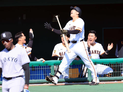 巨人紅白戦　2回裏白組無死、泉口（手前）は右越えソロ本塁打を放ち歓喜の雄たけび（撮影・浅見桂子）