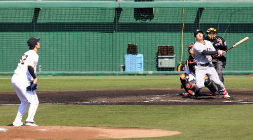 巨人紅白戦　2回表紅組1死、増田陸は左安打を放つ.投手横川（撮影・浅見桂子）