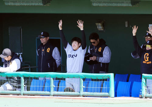巨人紅白戦　2回表紅組1死、増田陸が左安打で二塁進塁を決め、バンザイする石塚（撮影・浅見桂子）