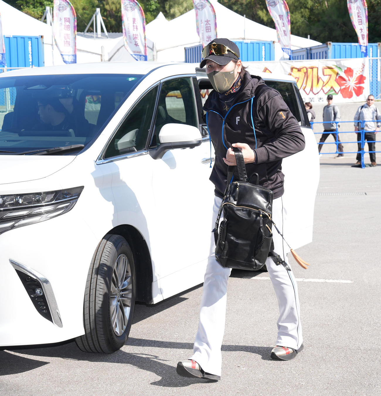金武町ベースボールスタジアムに到着した日本ハム新庄監督（撮影・鈴木みどり）