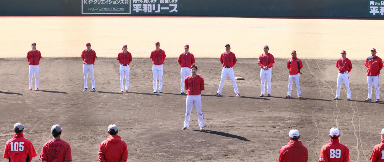 日南1軍キャンプを打ち上げ、選手代表の坂倉（手前）はあいさつする。坂倉の右後ろは新井監督（撮影・加藤孝規）