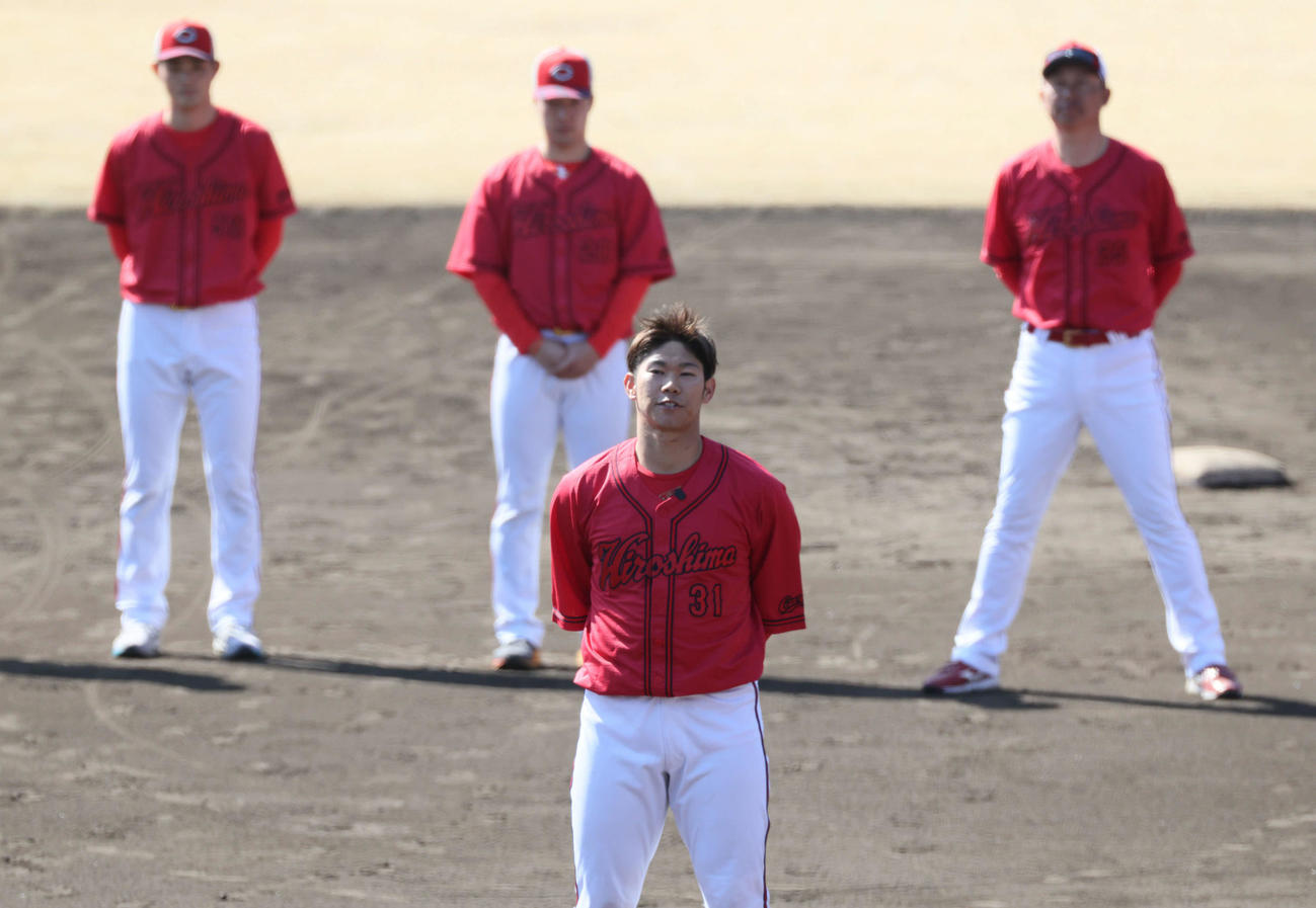 日南1軍キャンプを打ち上げ、選手代表の坂倉（手前）はあいさつする。みぎは新井監督（撮影・加藤孝規）