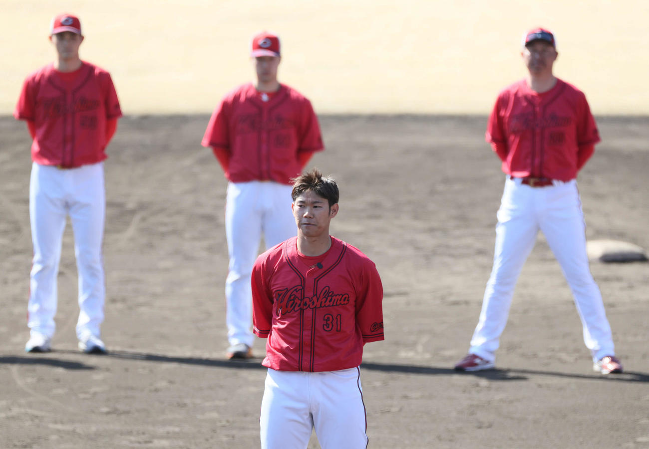 日南1軍キャンプを打ち上げ、選手代表の坂倉（手前）はあいさつする。右は新井監督（撮影・加藤孝規）
