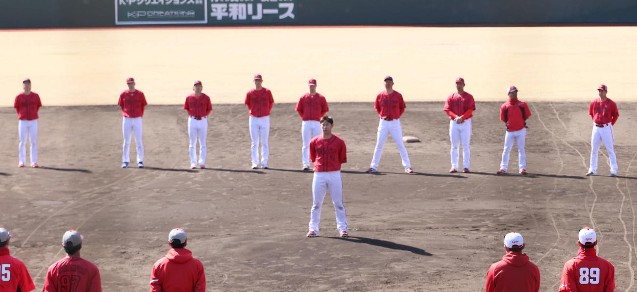 日南1軍キャンプを打ち上げ、選手代表の坂倉（手前）はあいさつする。坂倉の右後ろは新井監督（撮影・加藤孝規）