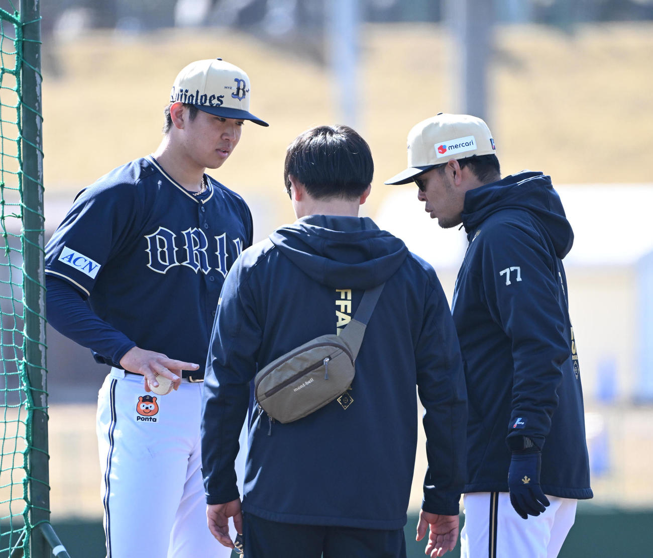右手中指を痛め、比嘉コーチ（右）に見せるオリックス山下（撮影・和賀正仁）