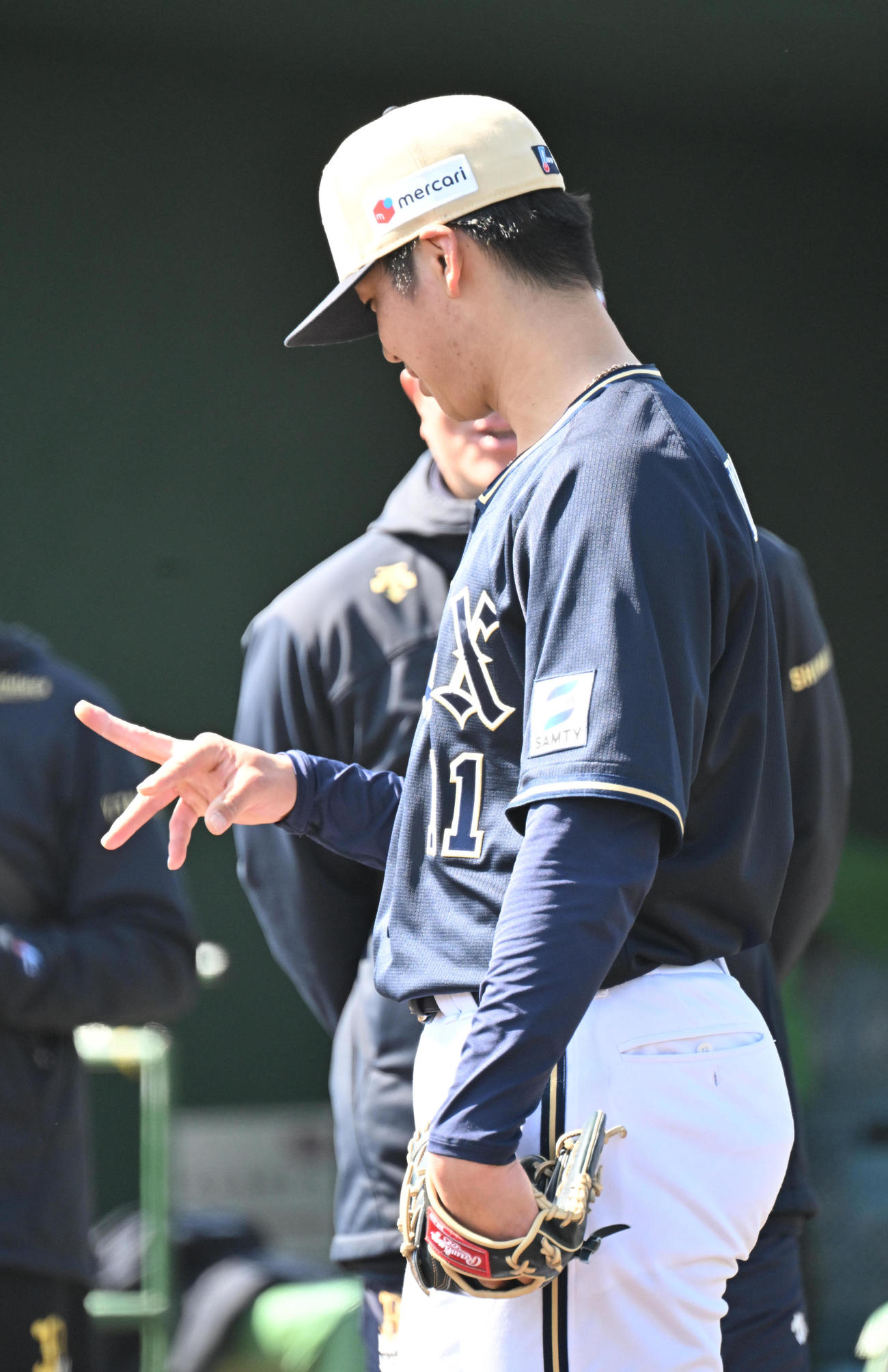 打撃投手で登板し右手中指を負傷したオリックス山下（撮影・和賀正仁）