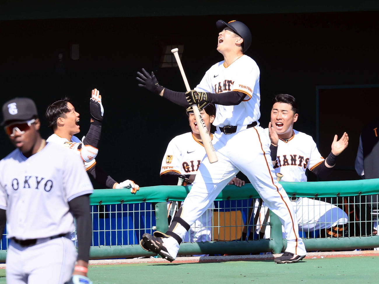 巨人紅白戦　2回裏白組無死、泉口（手前）は右越えソロ本塁打を放ち歓喜の雄たけび（撮影・浅見桂子）