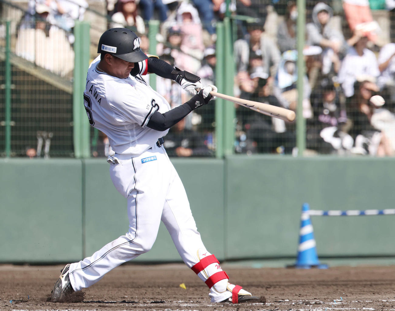 ロッテ紅白戦　4回裏白組無死、中前打を放つ西川（撮影・宮地輝）
