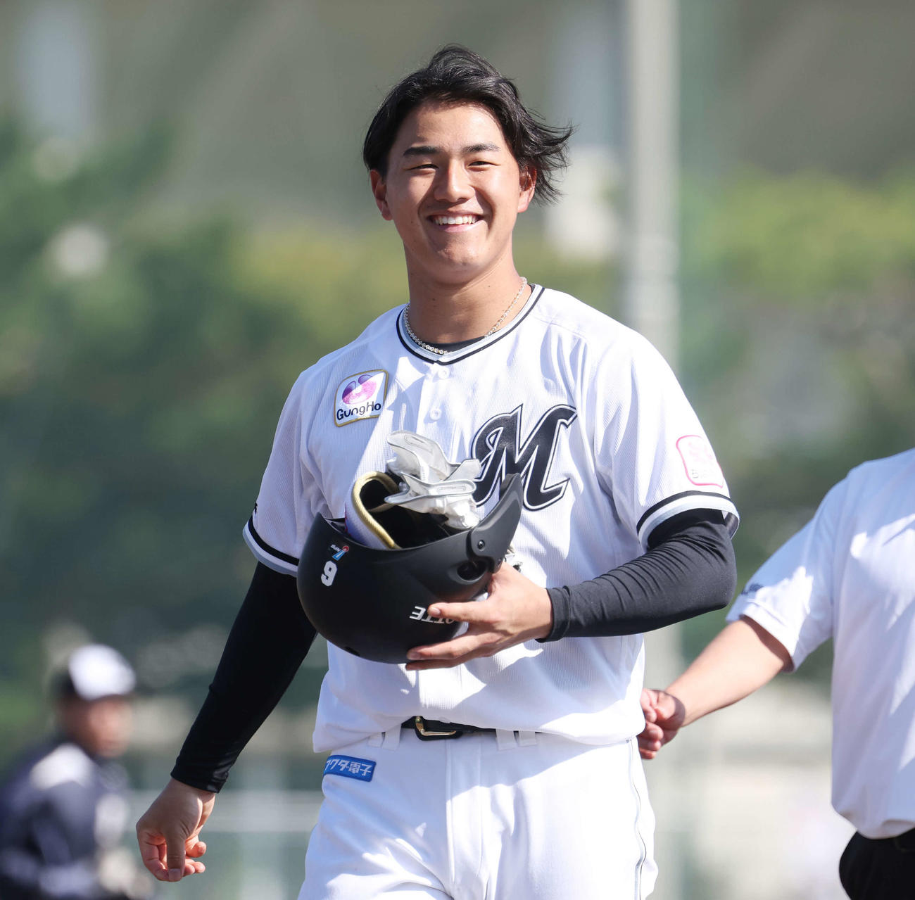 紅白戦後、笑顔を見せるロッテ西川（撮影・宮地輝）