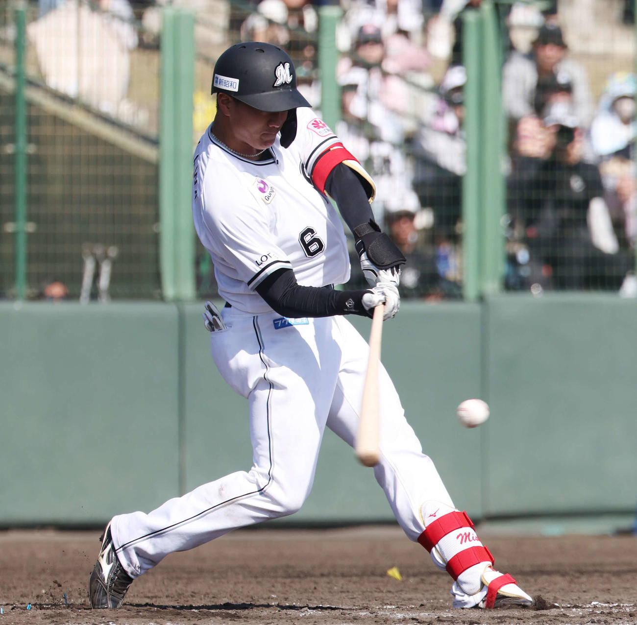 ロッテ紅白戦　5回裏白組2死一塁、遊ゴロに倒れる西川（撮影・宮地輝）