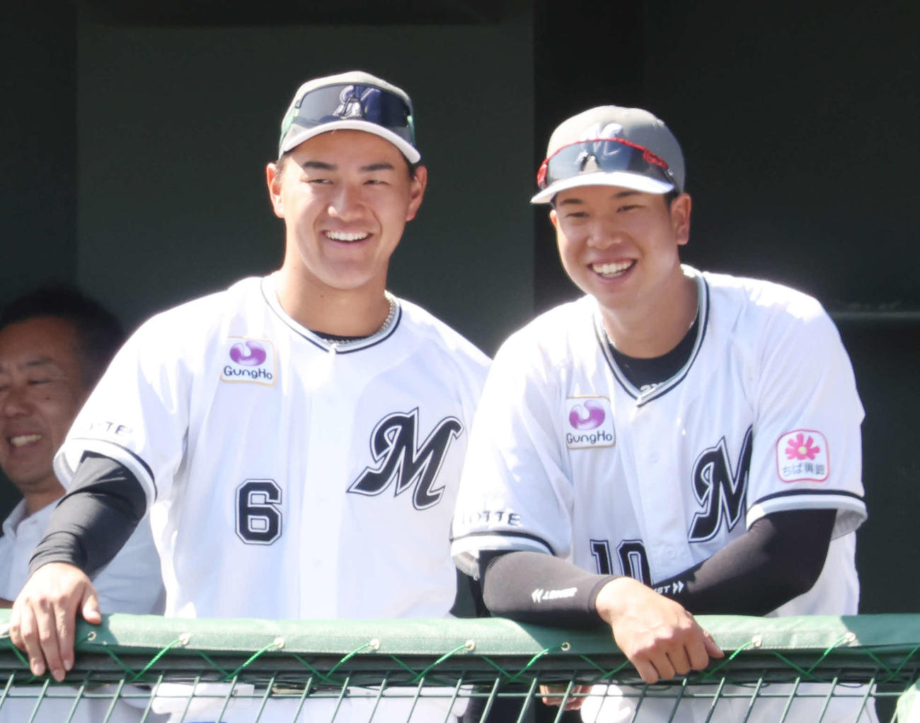 ロッテ紅白戦　ベンチで笑顔を見せる西川（左）と上田（撮影・宮地輝）