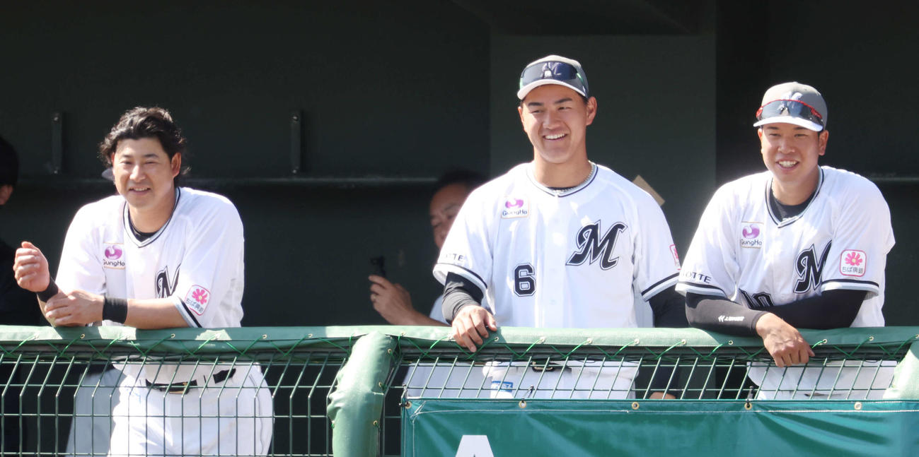 ロッテ紅白戦　ベンチで笑顔を見せる左から藤岡、西川、上田（撮影・宮地輝）