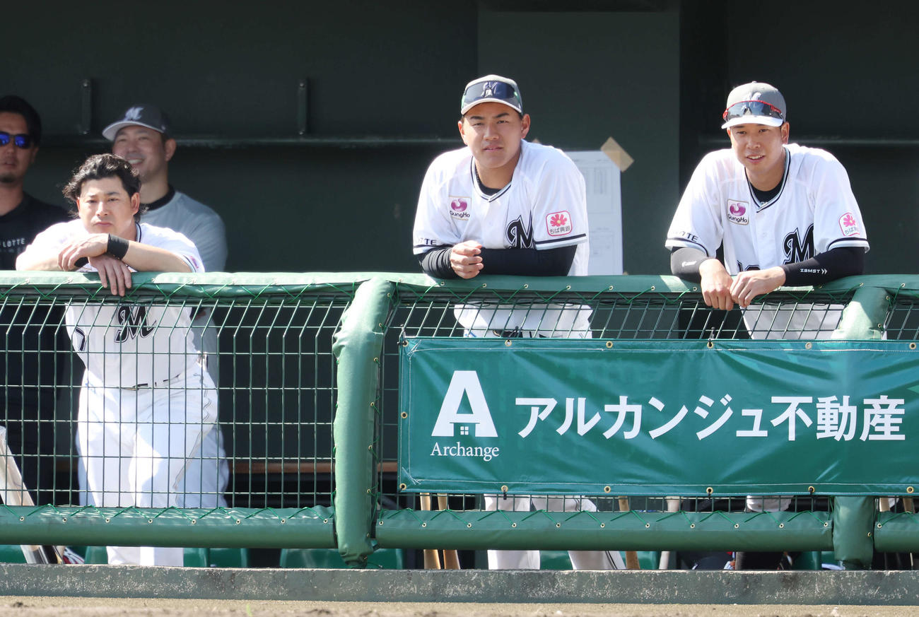 ロッテ紅白戦　ベンチで戦況を見つめる左から藤岡、西川、上田（撮影・宮地輝）