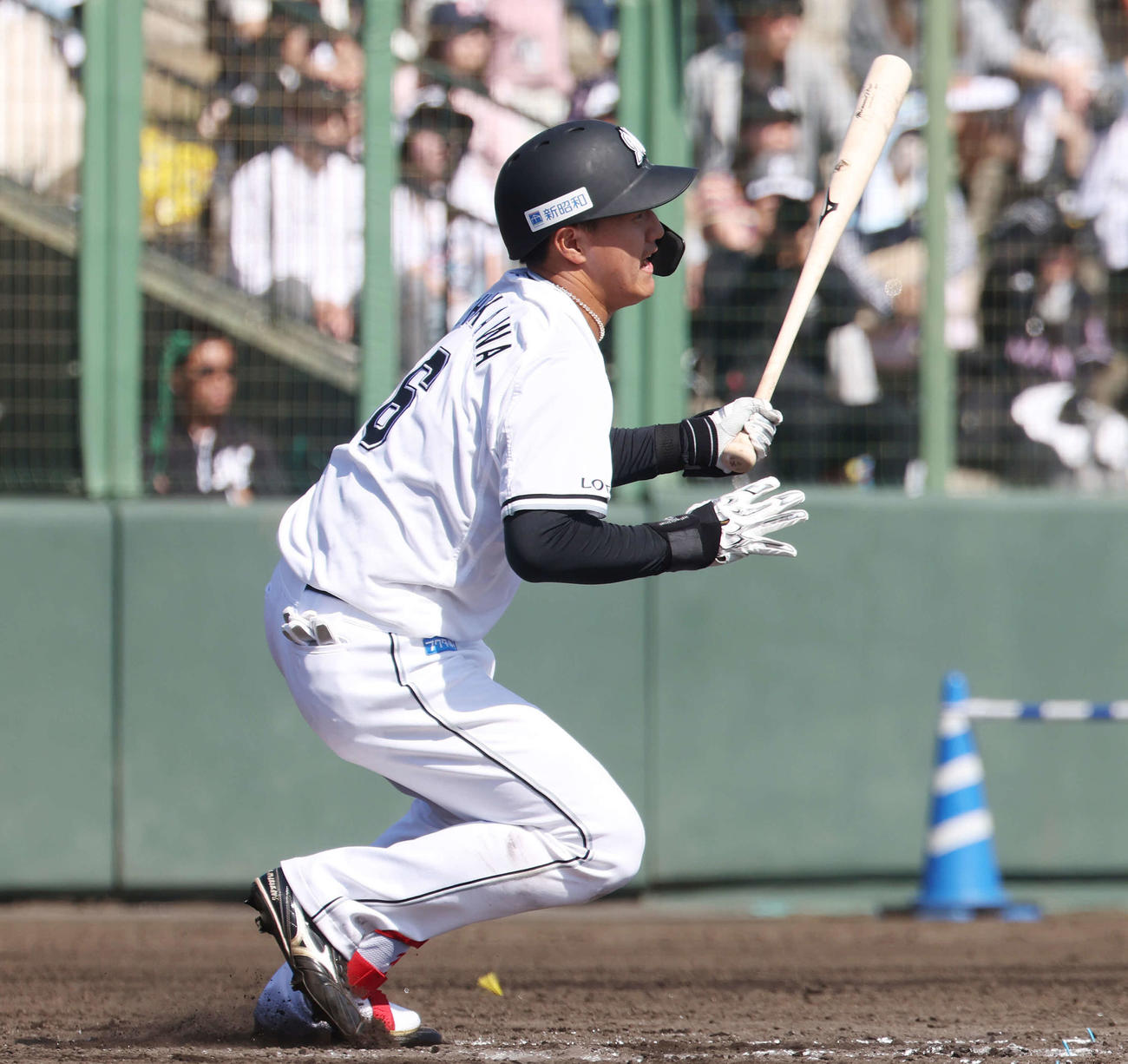 ロッテ紅白戦　4回裏白組無死、中前打を放つ西川（撮影・宮地輝）