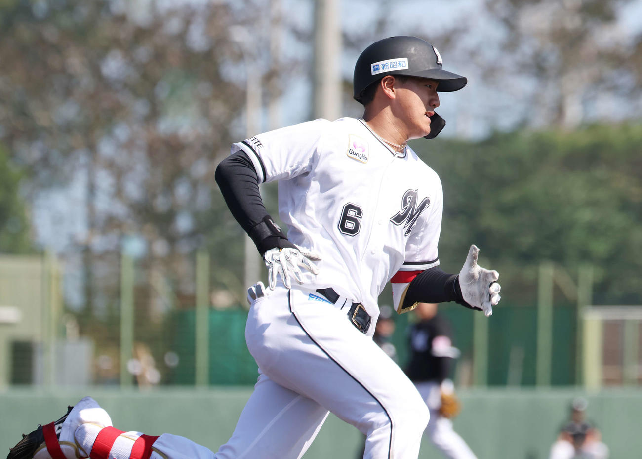 ロッテ紅白戦　4回裏白組無死、中前打を放ち一塁に走る西川（撮影・宮地輝）