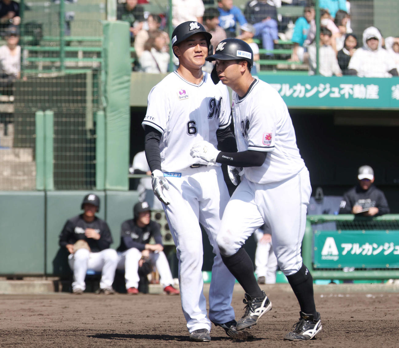ロッテ紅白戦　4回裏白組1死二、三塁、暴投の間に生還した三塁走者西川（左）と二塁走者上田（撮影・宮地輝）