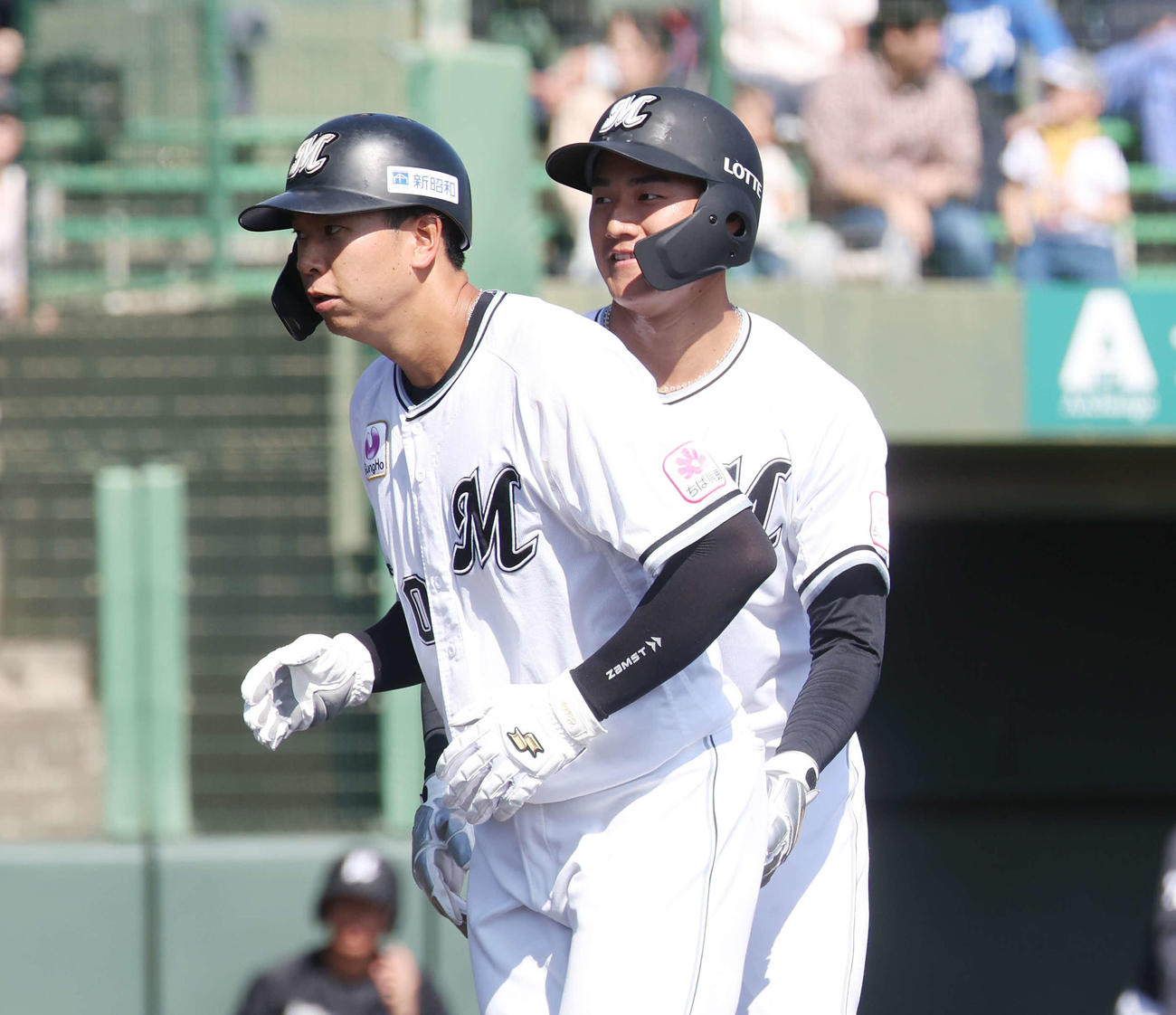 ロッテ紅白戦　4回裏白組1死二、三塁、暴投の間に生還した二塁走者上田（左）と三塁走者西川（撮影・宮地輝）