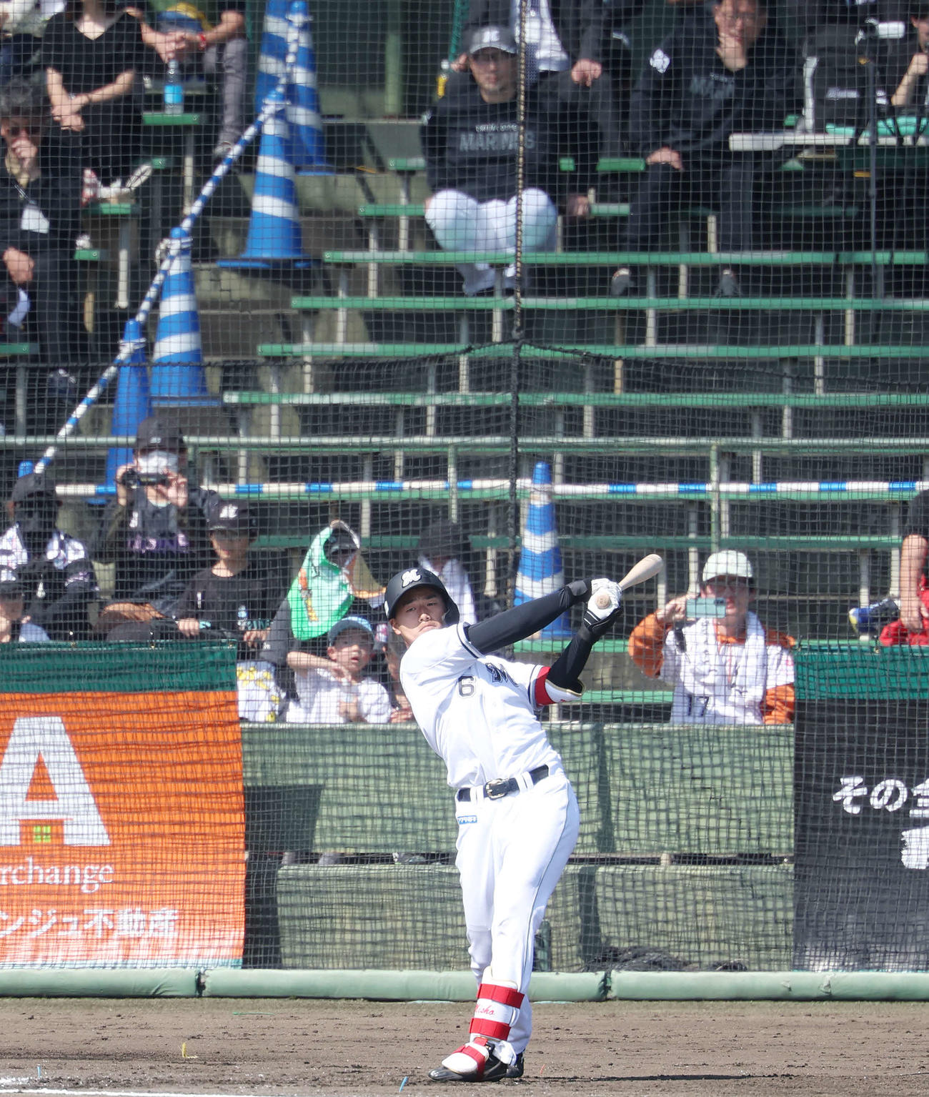 ロッテ紅白戦　1回裏白組無死、吉井監督（上）が見つめる中、打席に向かう西川（撮影・宮地輝）