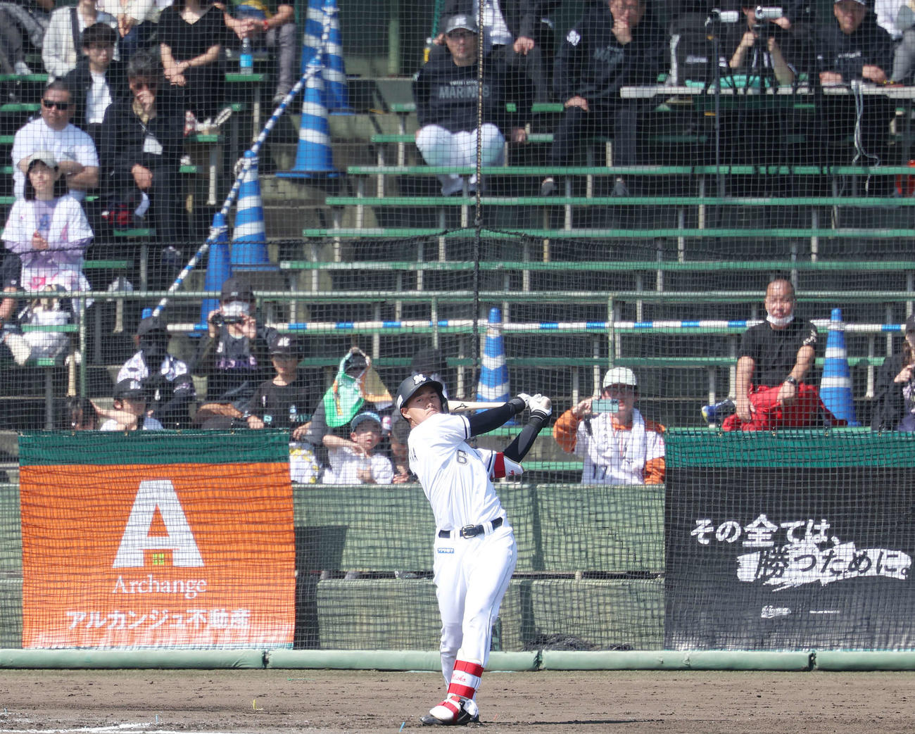 ロッテ紅白戦　1回裏白組無死、吉井監督（上）が見つめる中、打席に向かう西川（撮影・宮地輝）