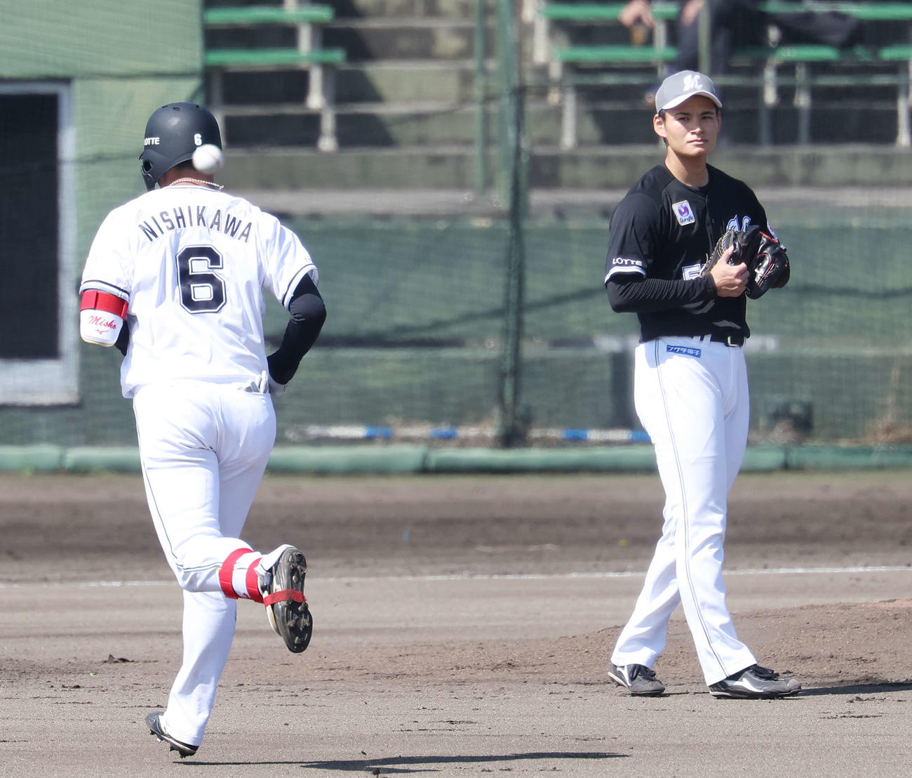 ロッテ紅白戦　1回裏白組無死、西川（左）を右飛に仕留める中森（撮影・宮地輝）