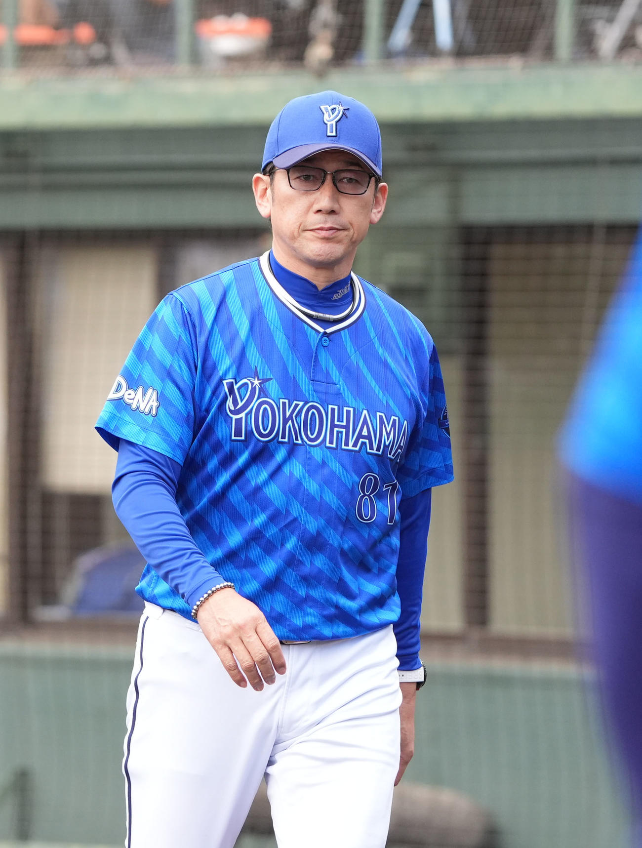 中日対DeNA 6回表終了、選手交代を告げる三浦監督（撮影・森本幸一）
