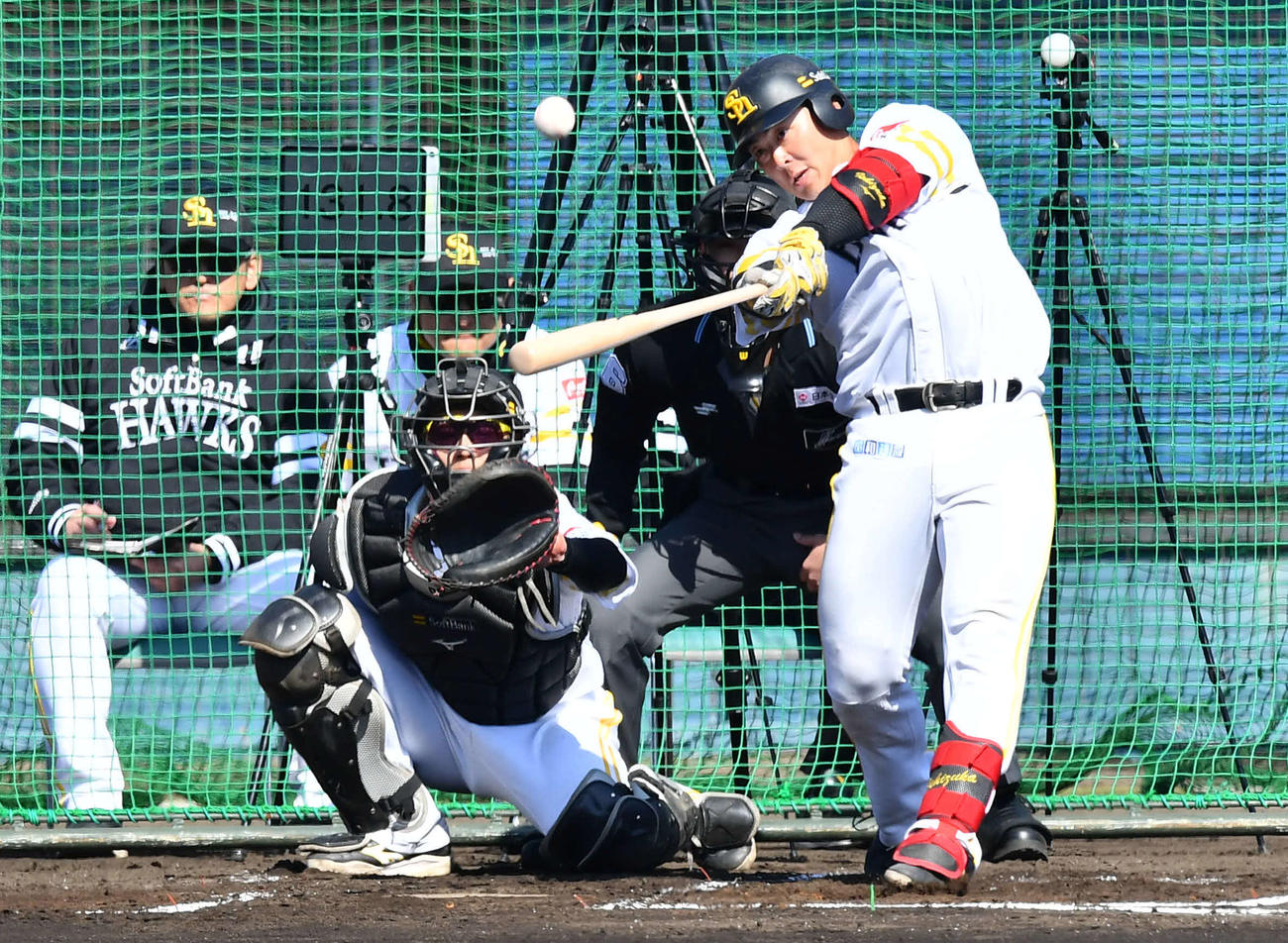 ライブBPで左越え二塁打を放ったソフトバンク石塚（撮影・岩下翔太）