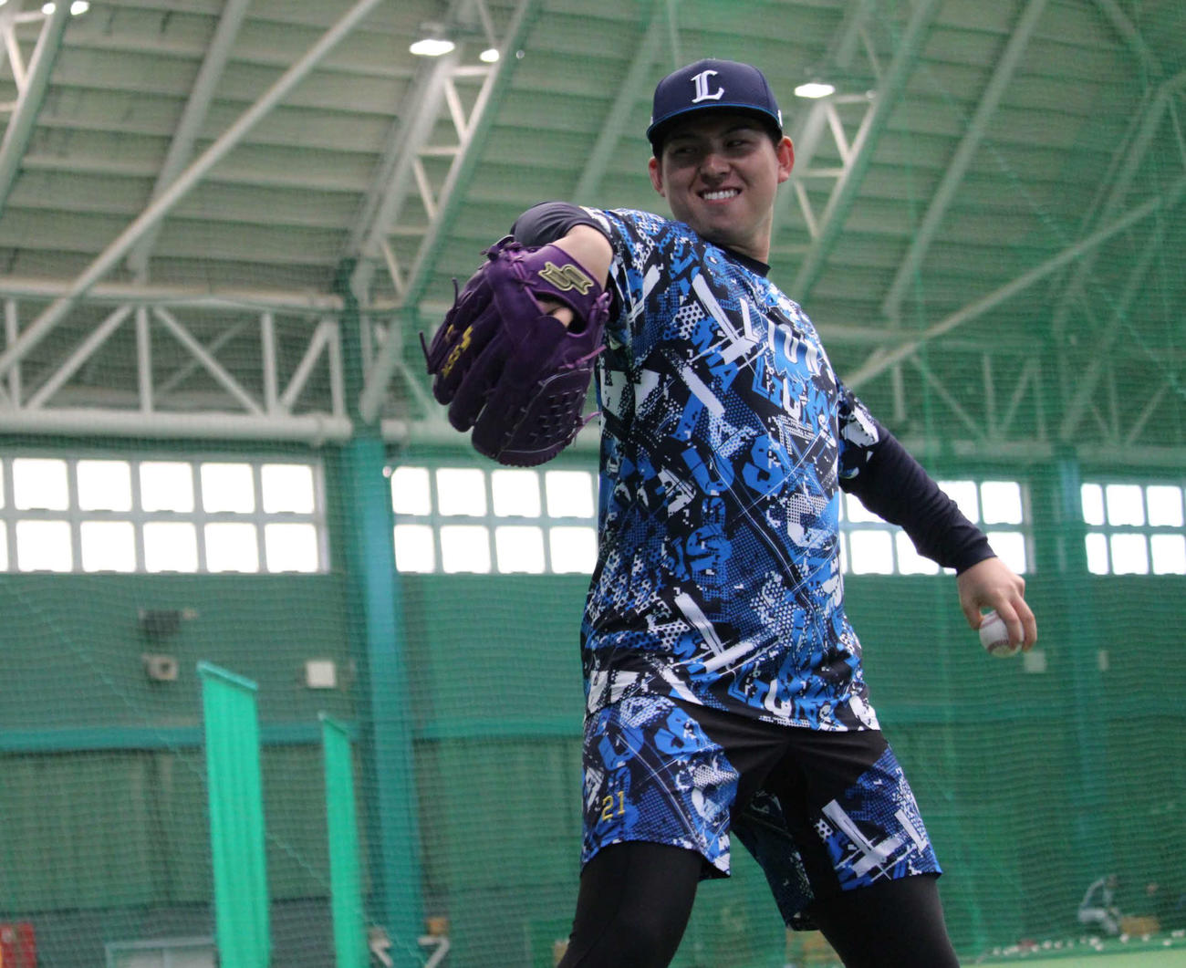左肘の張りからネットスローを再開した西武武内（撮影・金子真仁）