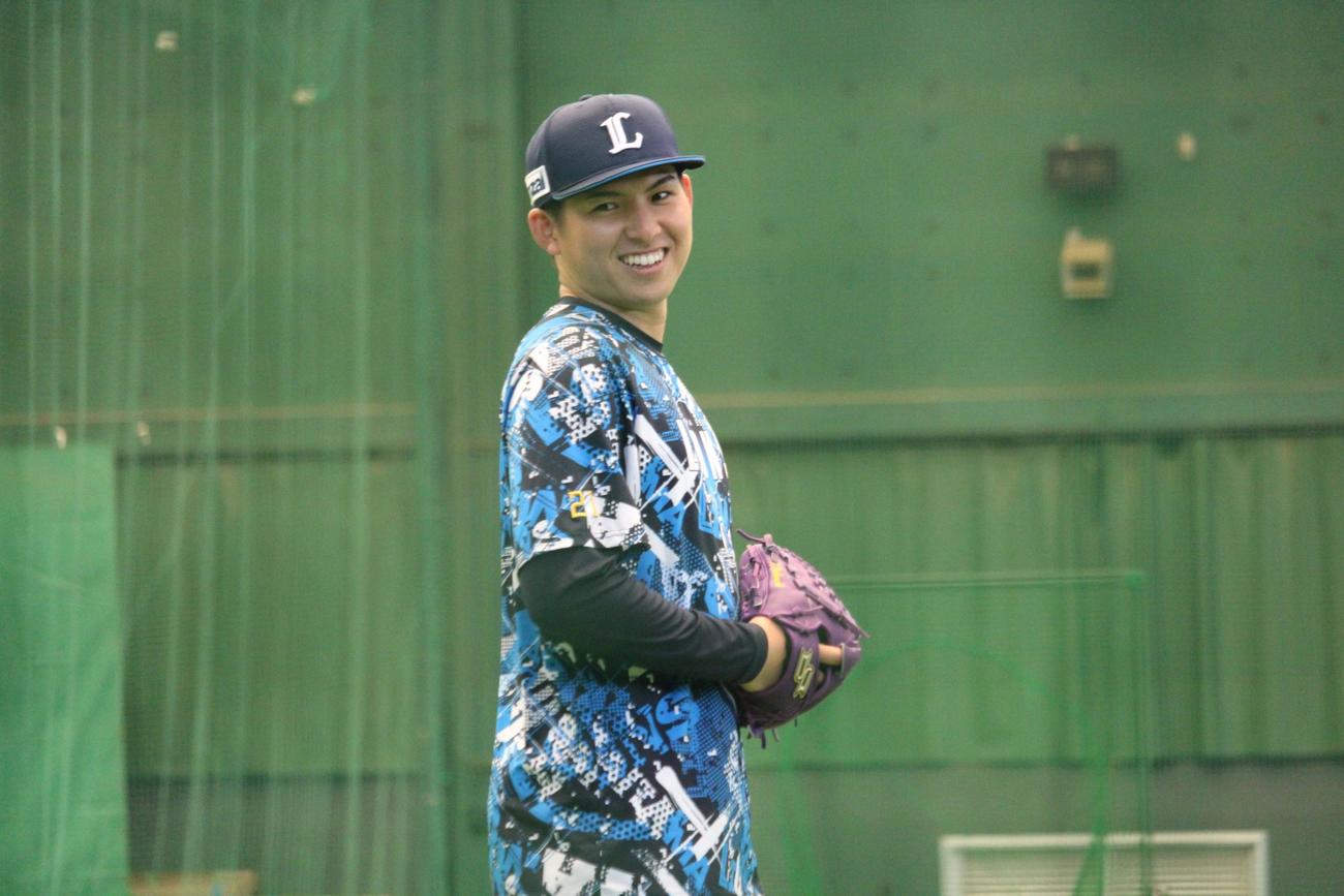 左肘の張りからネットスローを再開した西武武内（撮影・金子真仁）