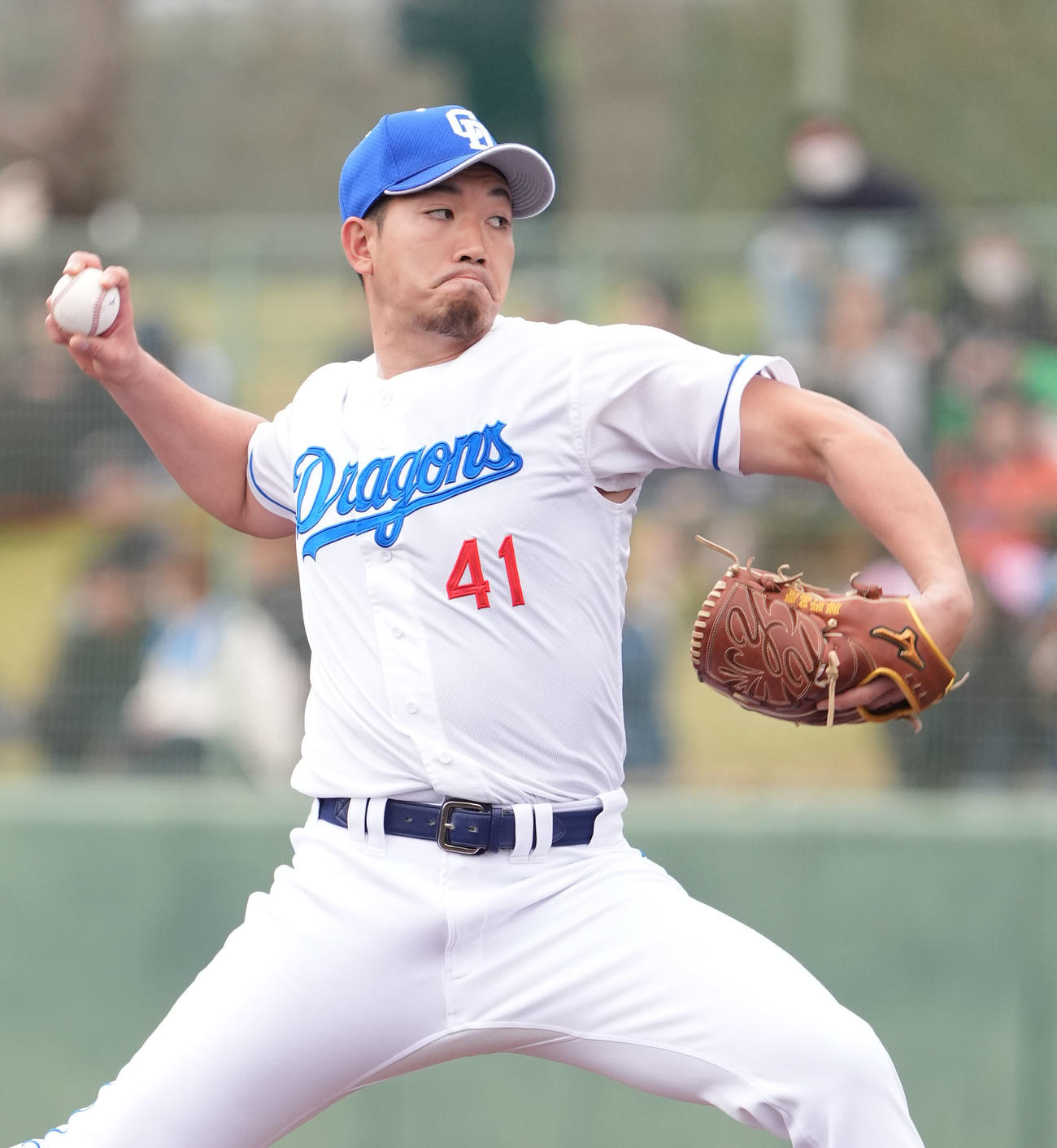 中日対DeNA 8回表、中日4番手で登板する勝野（撮影・森本幸一）